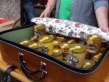 Koffer voll mit leckerem Honig