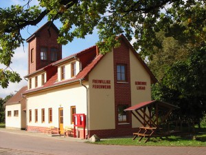 Gemeindezentrum mit Feuerwehr-Gerätehaus und -Turm